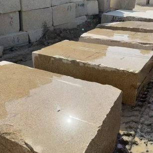 三门峡 黄金麻方料堆场洗料分选中，原材料充足