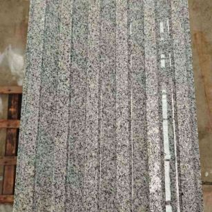 三门峡 芝麻白花岗岩荔枝面雕刻盲道，盲条