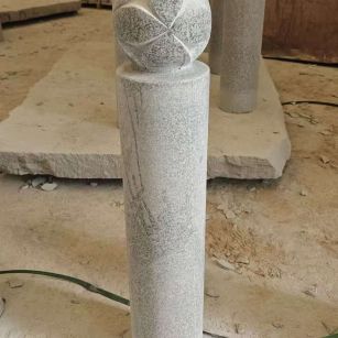 三门峡 芝麻白花岗岩石材挡车石柱、停车柱、圆柱挡车柱、方柱挡车柱等