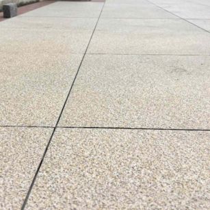 三门峡 黄金麻花岗岩石板材荔枝面地面铺装效果