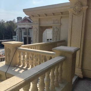 三门峡 黄金麻别墅外墙干挂雕花配合阳台栏杆花瓶柱