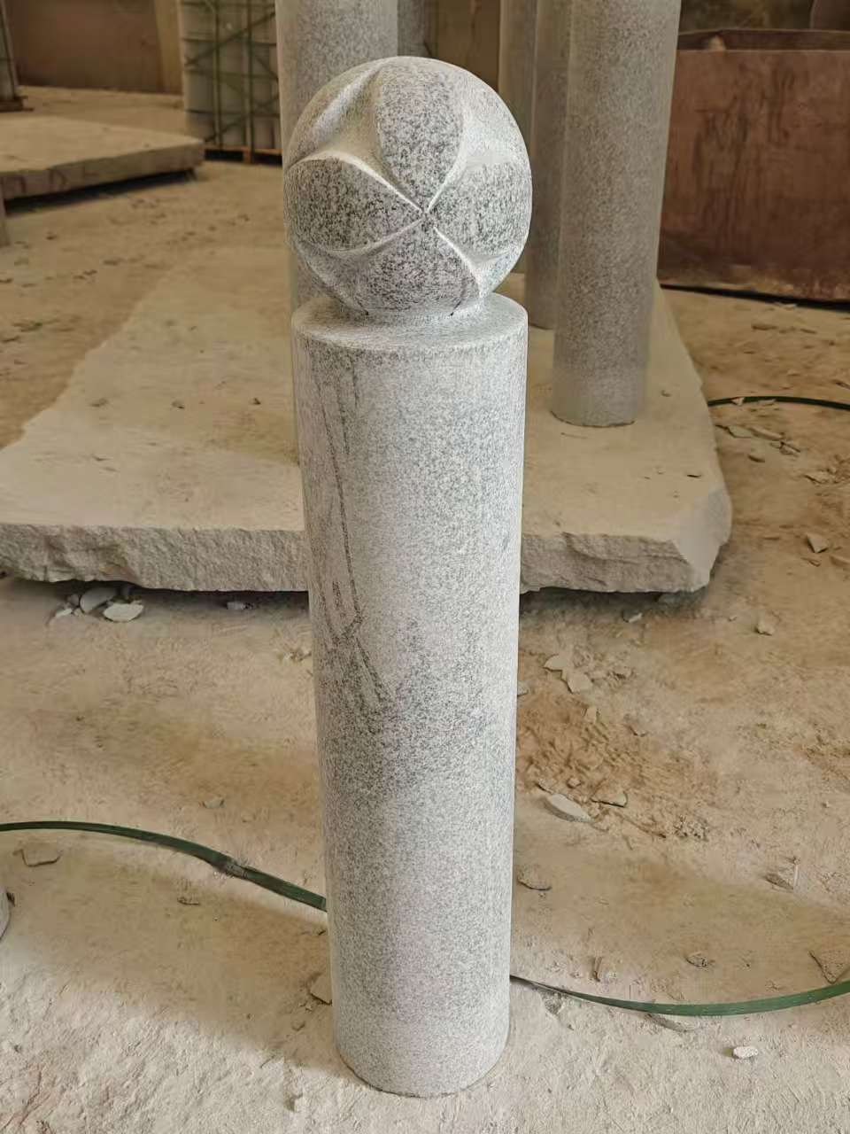 三门峡 芝麻白花岗岩石材挡车石柱、停车柱、圆柱挡车柱、方柱挡车柱等