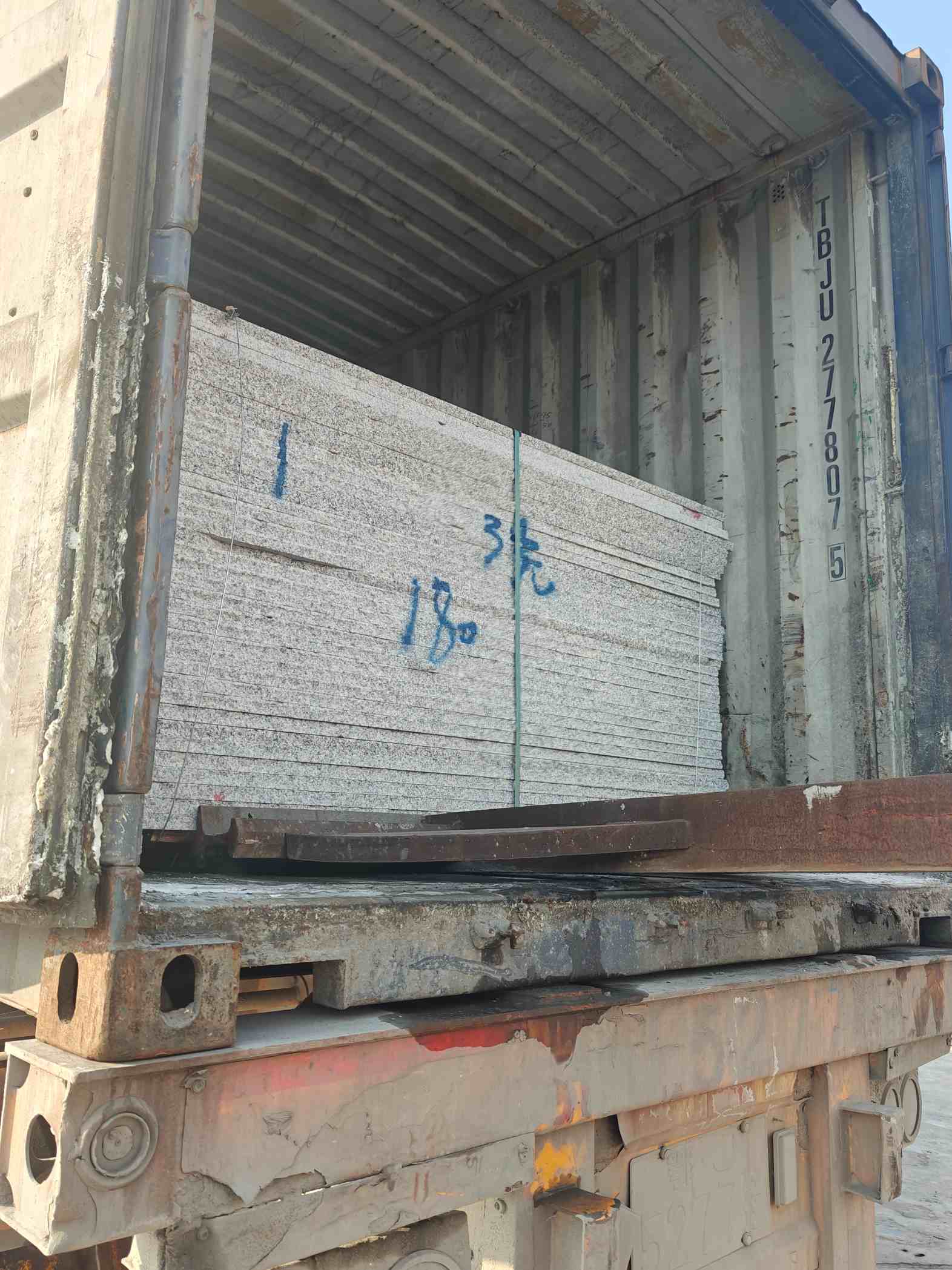 三门峡 芝麻白花岗岩石材3.0公分光面毛板装柜出货