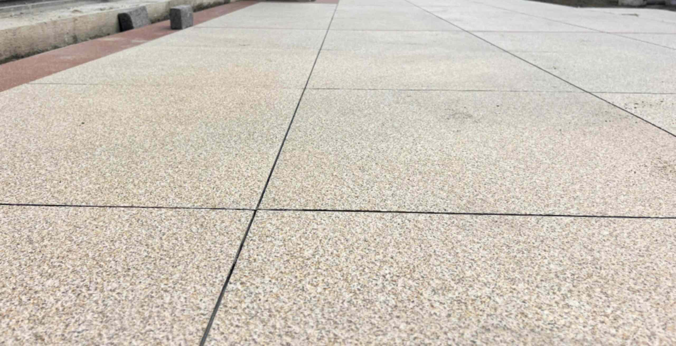 三门峡 黄金麻花岗岩石板材荔枝面地面铺装效果