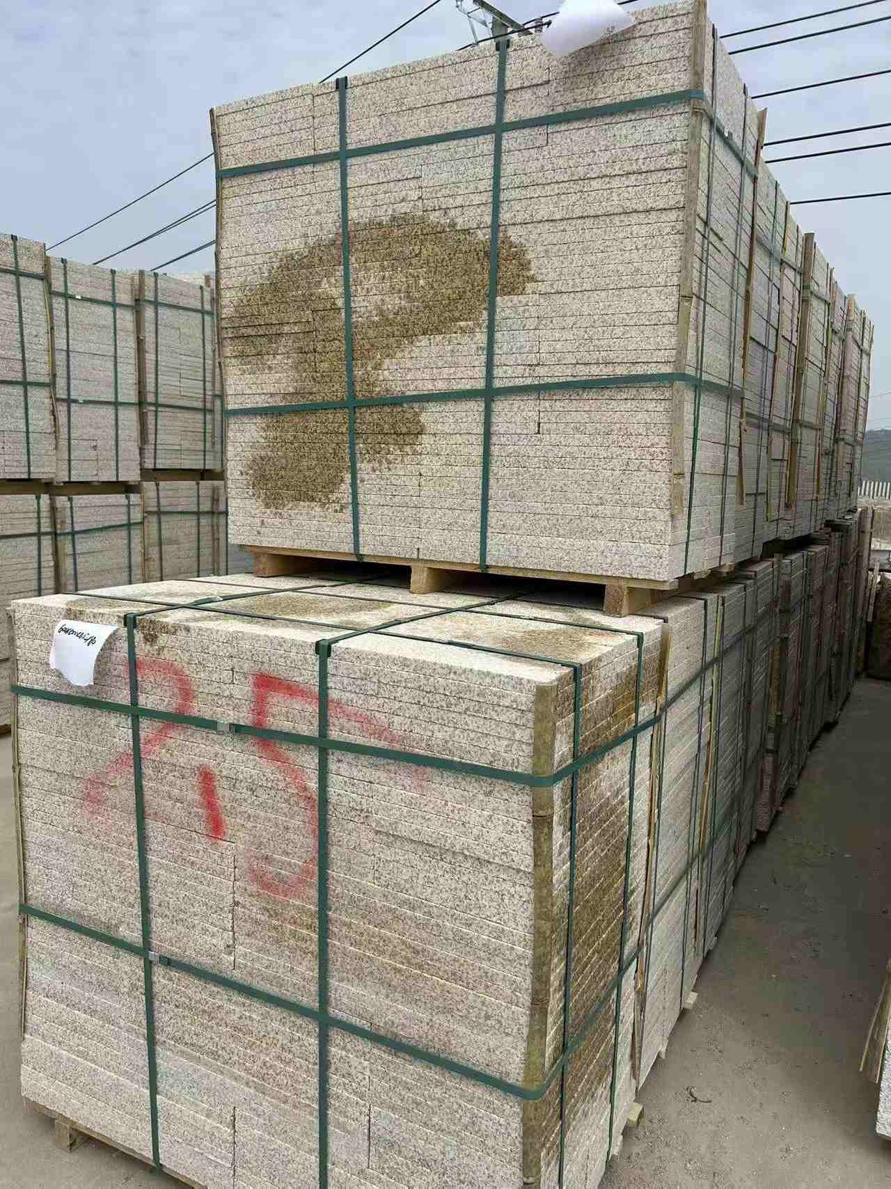 三门峡 黄金麻花岗岩石材荔枝面地铺石2.5*300*600