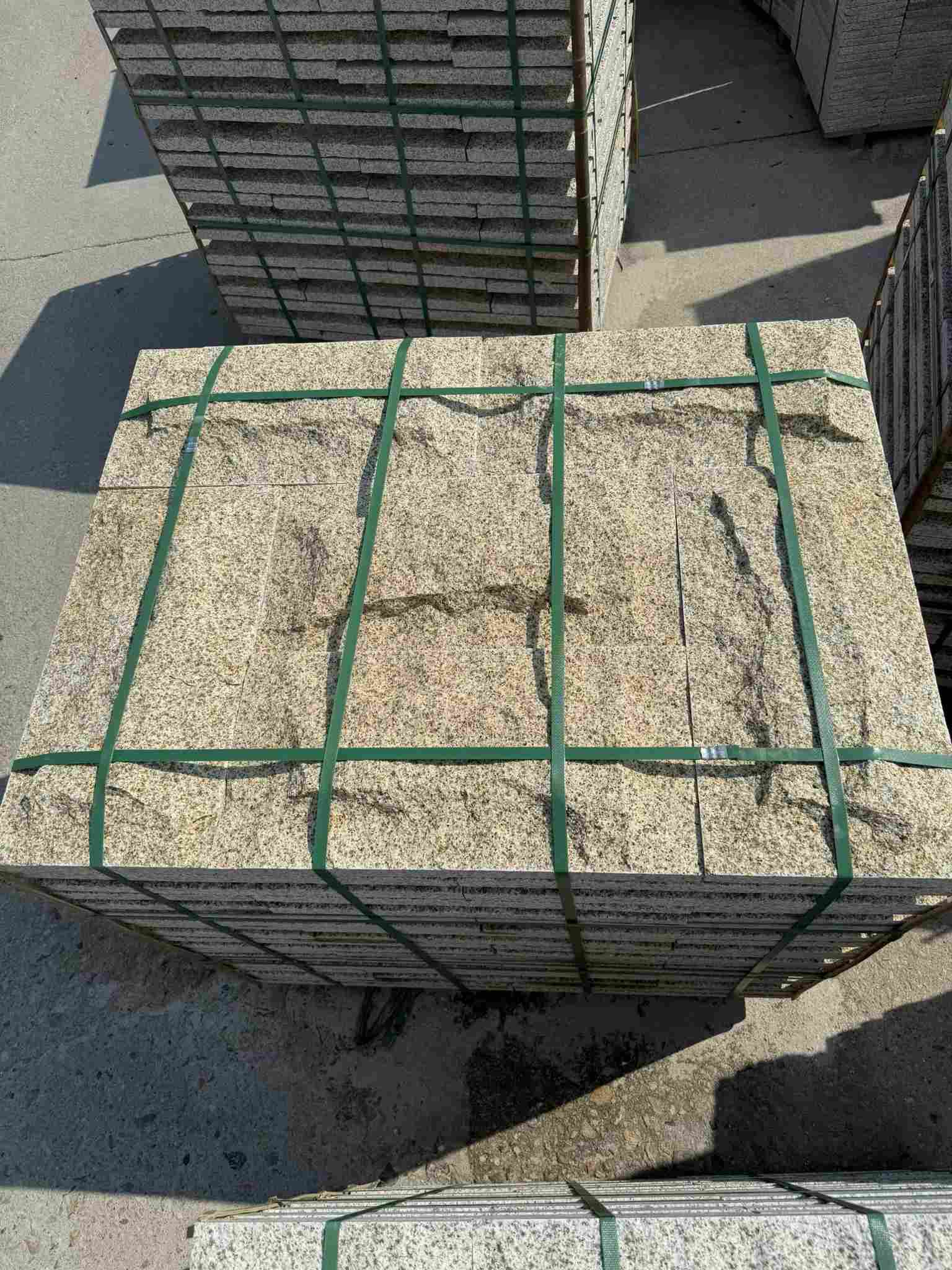 三门峡 黄金麻花岗岩石材自然面蘑菇石成品