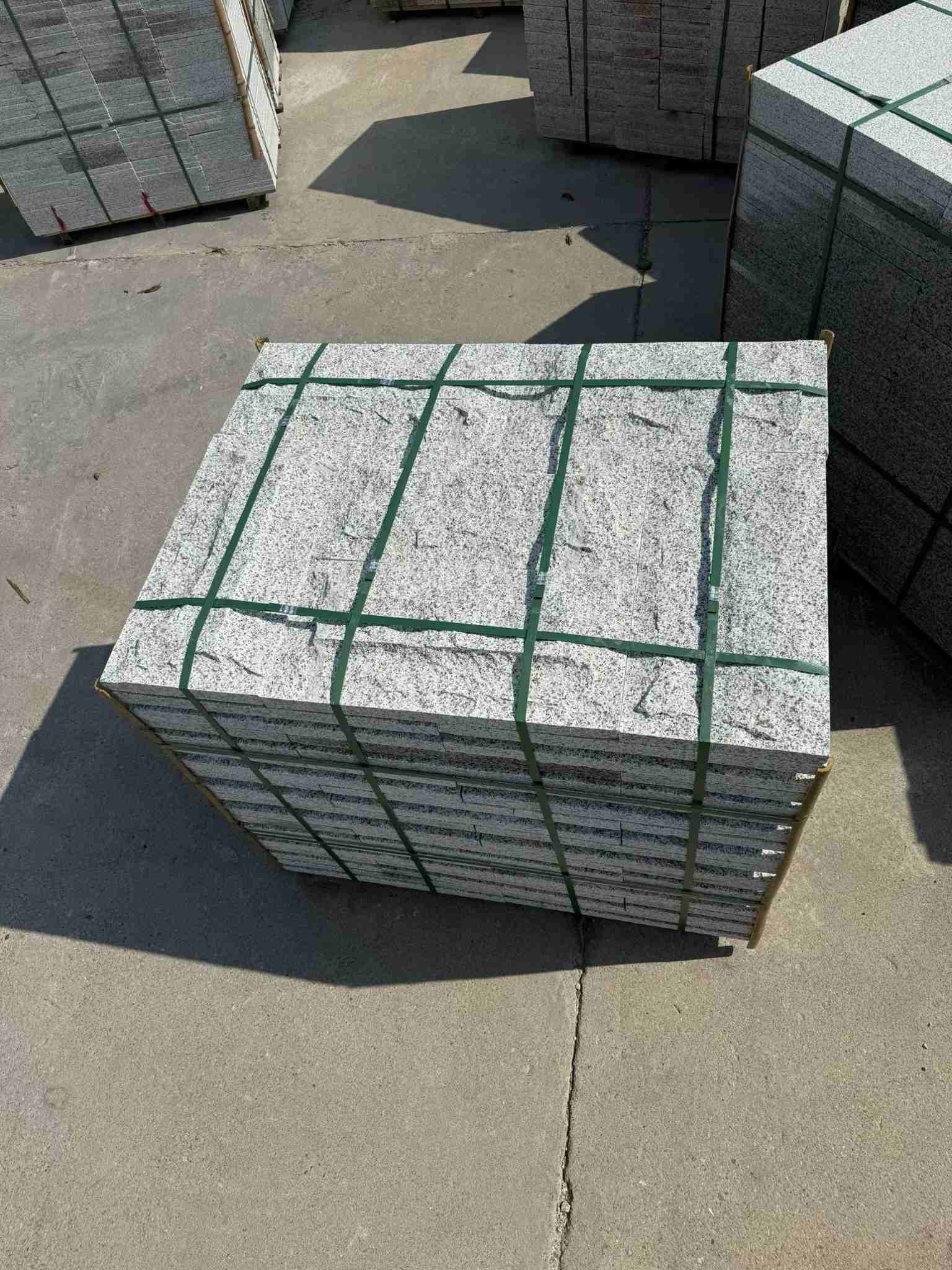 三门峡 白麻花岗岩石材自然面蘑菇石成品