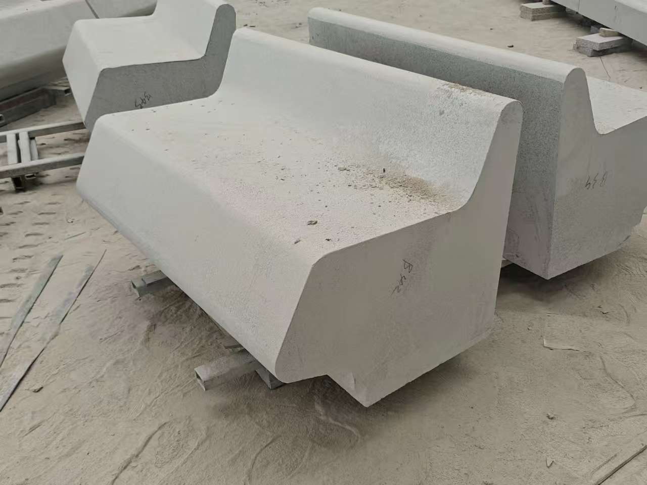 三门峡 芝麻白花岗岩异形坐凳，石凳