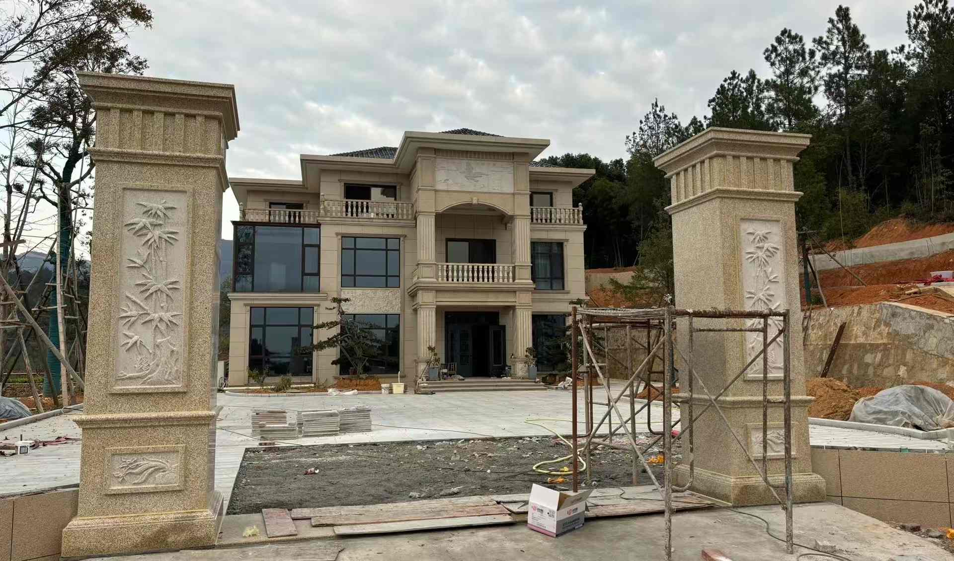 三门峡 黄金麻花岗岩别墅雕花外墙干挂配上门口雕花罗马柱