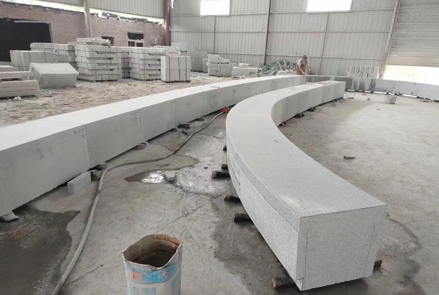 三门峡芝麻白花岗岩石板材 园林光面弧形坐凳