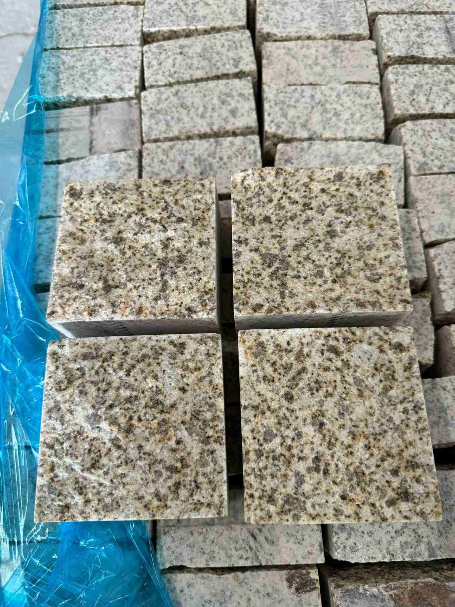 三门峡 黄金麻花岗岩自然面小方块，弹石，马蹄石等