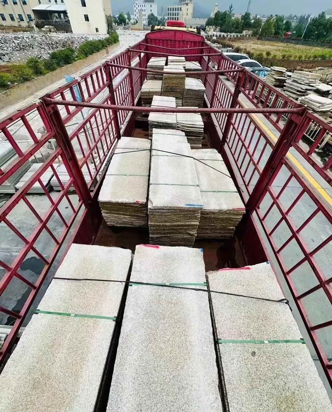 三门峡 黄金麻花岗岩荔枝面，光面毛板装车完成