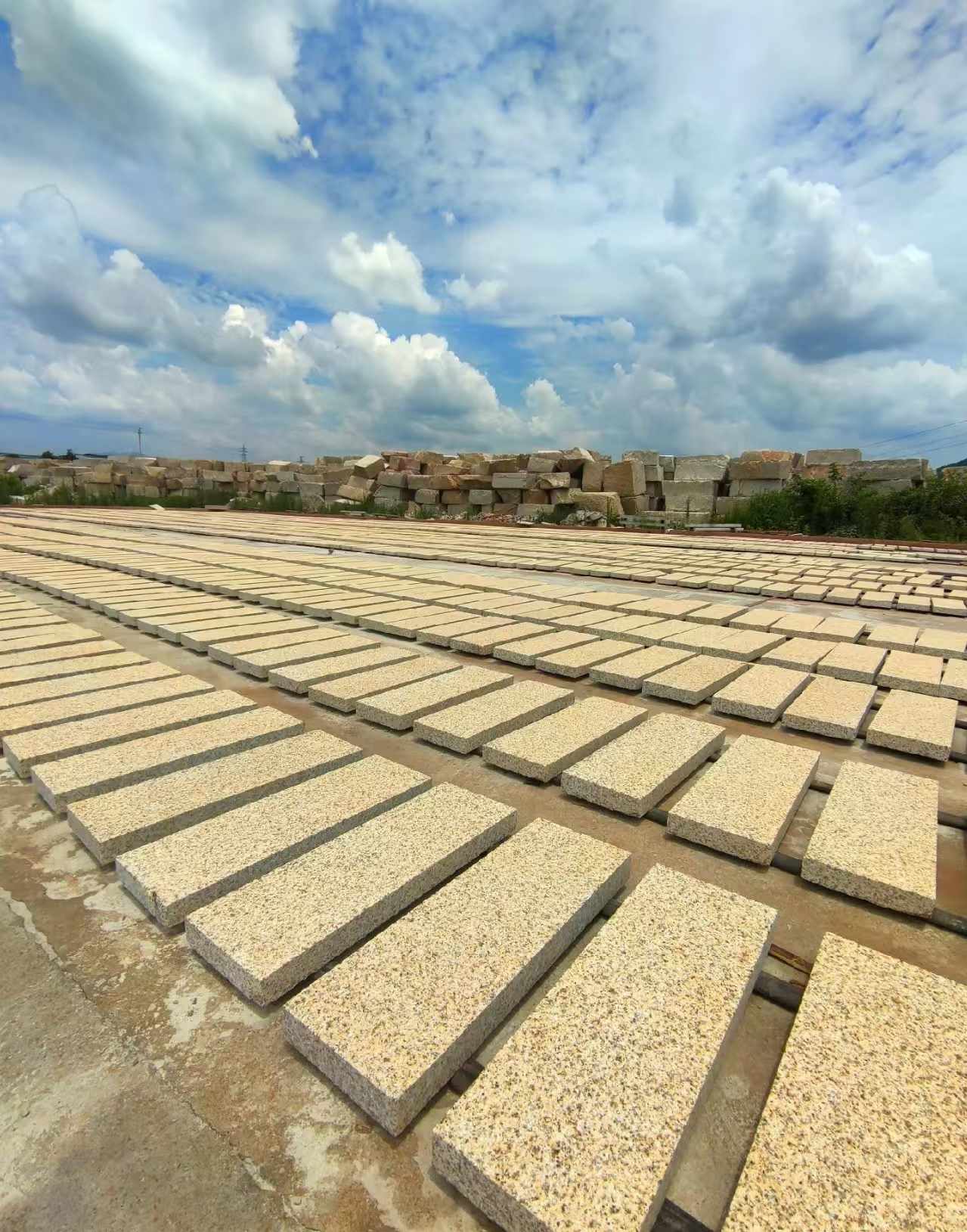 三门峡 黄金麻荔枝面花岗岩石材地铺石防护中