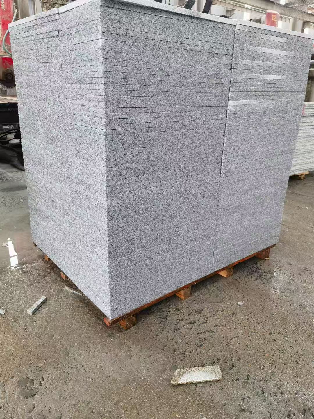 三门峡 芝麻白火烧面1.8厚300*600地铺石，尺寸标准，厚薄均匀