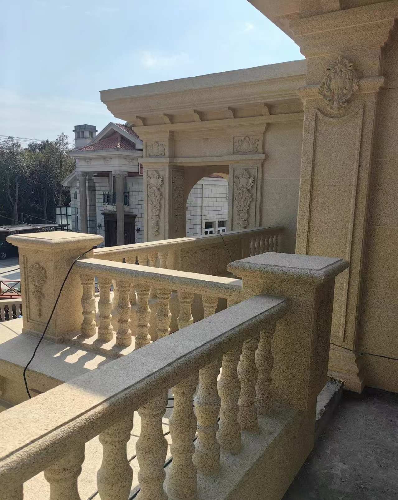 三门峡 黄金麻别墅外墙干挂雕花配合阳台栏杆花瓶柱