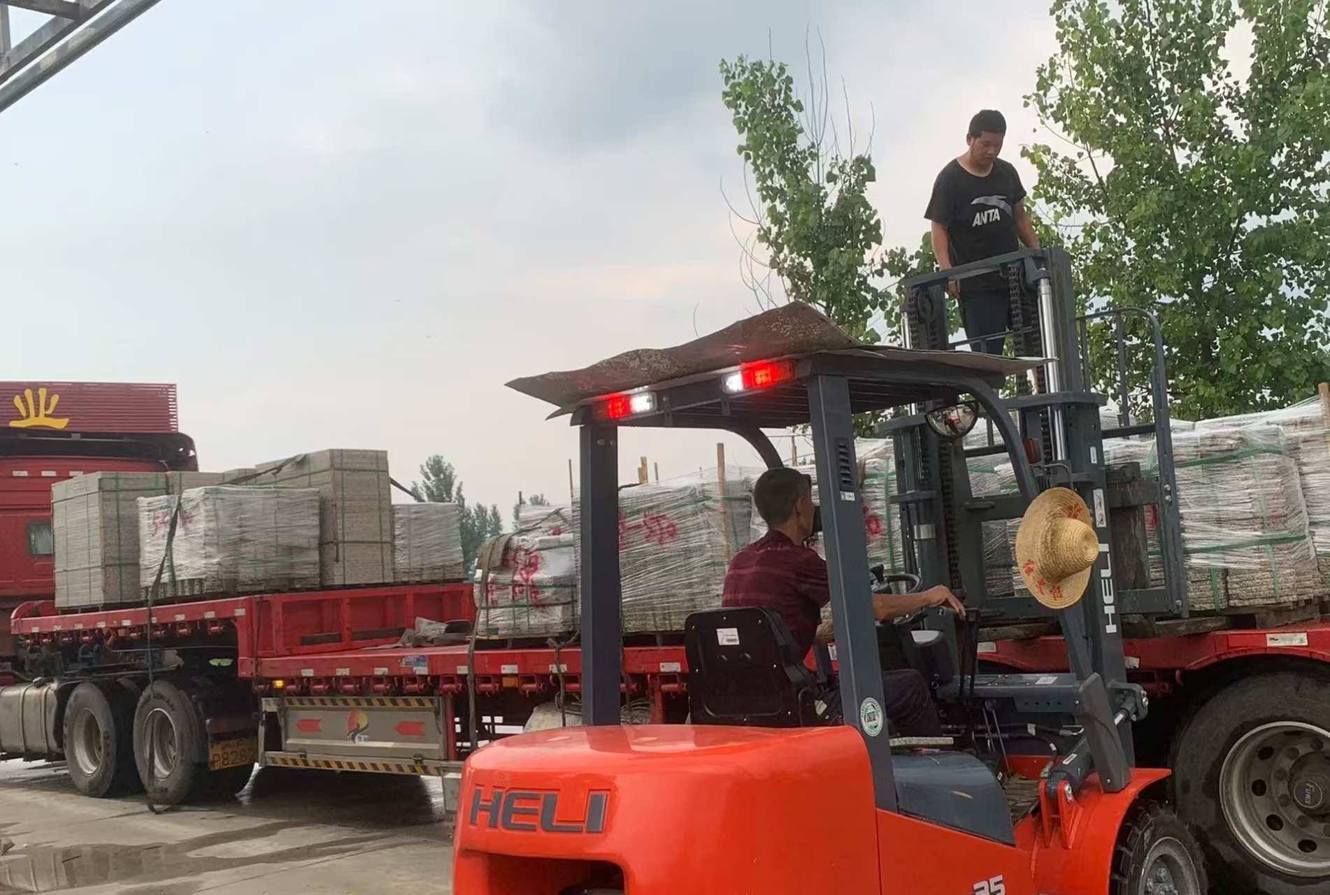 三门峡 黄金麻冰裂纹，地铺石装车