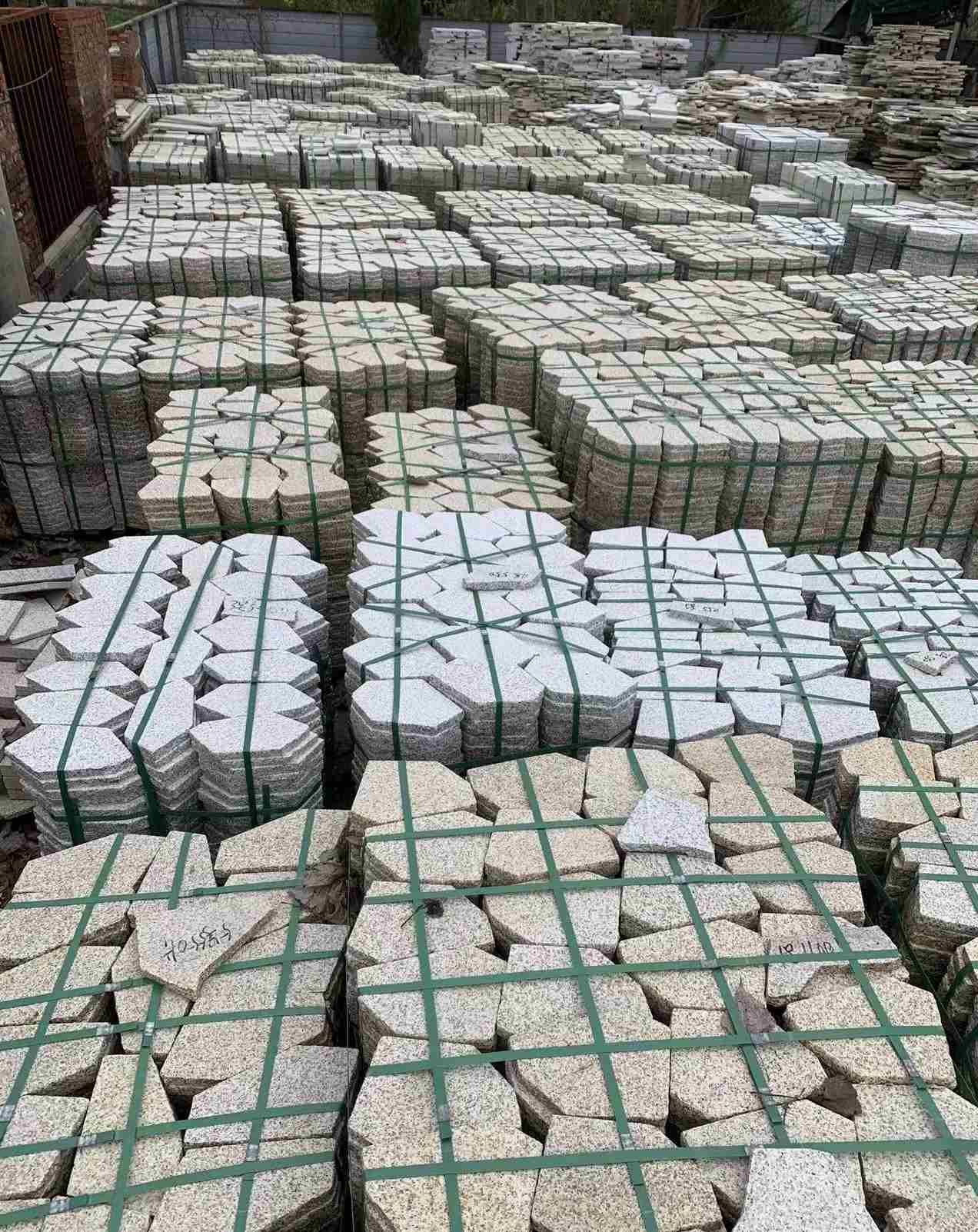 三门峡 黄金麻白麻花岗岩荔枝面地铺石(冰裂纹)