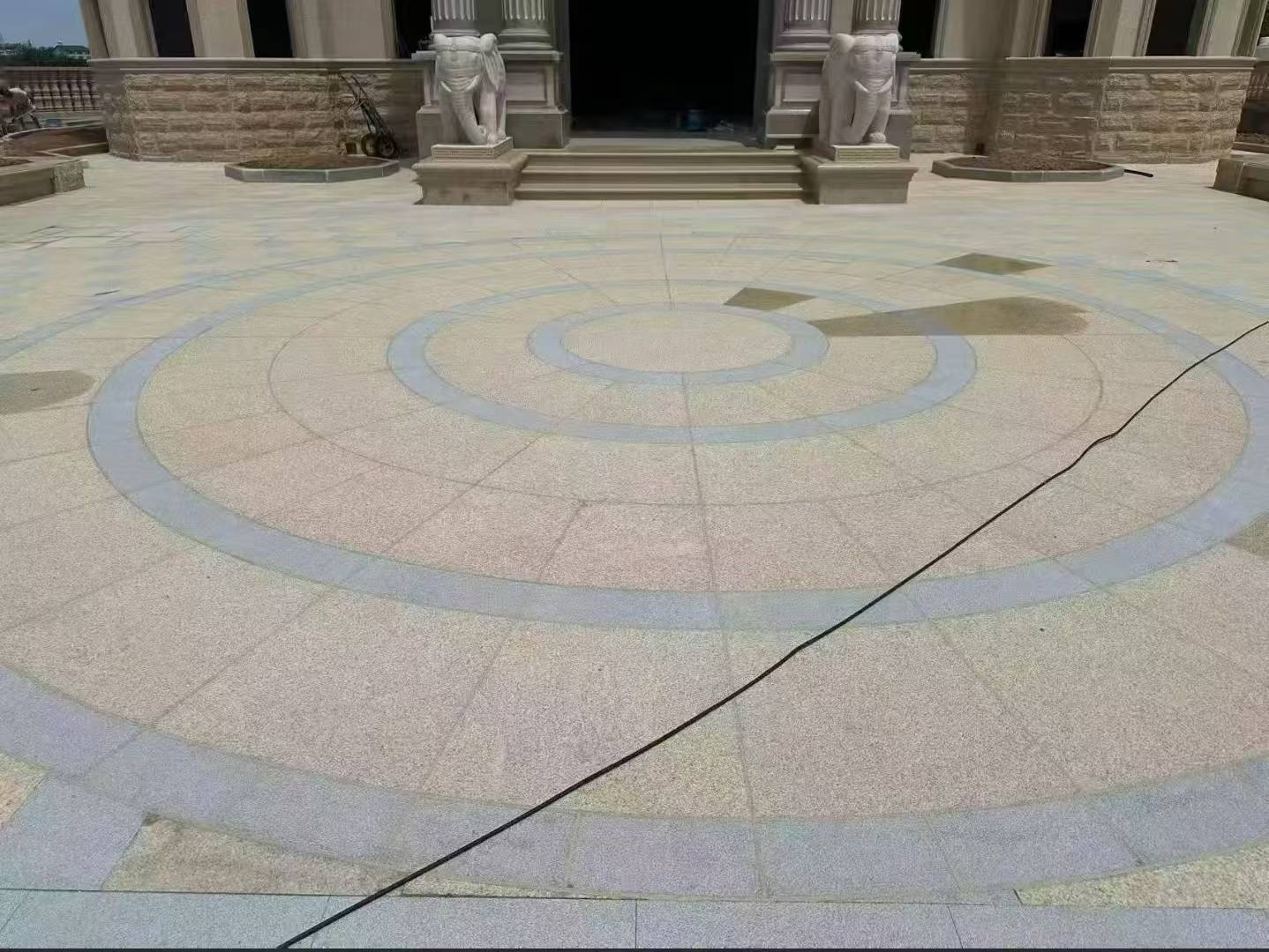 三门峡 黄金麻芝麻灰花岗岩石材地铺拼接效果