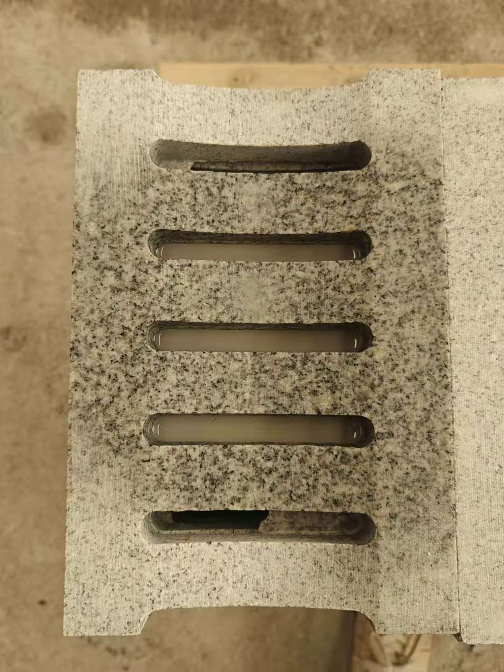 三门峡 芝麻白拉丝面花岗岩U型开槽排水槽