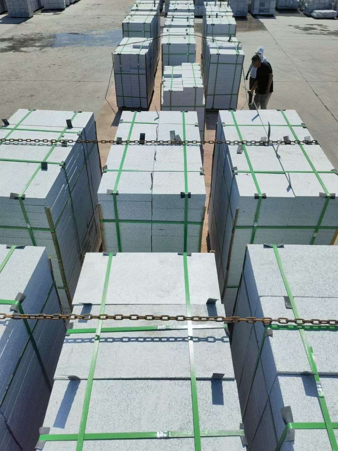 三门峡 芝麻白花岗岩5公分地铺石 花岗岩厂家工厂装车日常